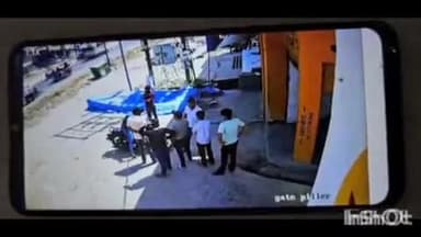 सिकंंदराबाद: सिकंदराबाद के पुरानी जीटी रोड पर रुपये लेनदेन को लेकर दो पक्ष सड़क पर भिड़े, वीडियो हुआ वायरल