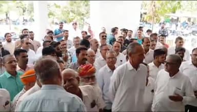 बांसवाड़ा: राणा सांगा पर अभद्र टिप्पणी के विरोध में राजपूत संगठनों ने कलेक्ट्रेट परिसर में की नारेबाजी, कार्रवाई की रखी मांग