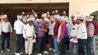 ज्ञानपुर: सरपतहा जिला मुख्यालय पर शिक्षकों और कर्मचारियों ने पुरानी पेंशन बहाली के लिए किया प्रदर्शन