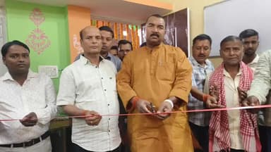 कुरसाकांटा: मेहंदीपुर में आपदा प्रबंधन मंत्री विजय कुमार मंडल ने कंप्यूटर लैब का किया उद्घाटन, छात्र-छात्राओं को किया सम्मानित