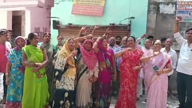 प्रयागराज: सादियाबाद के पास संचालित देसी शराब की दुकान को हटाने की मांग को लेकर स्थानीय लोगों ने किया विरोध प्रदर्शन #jansamasya