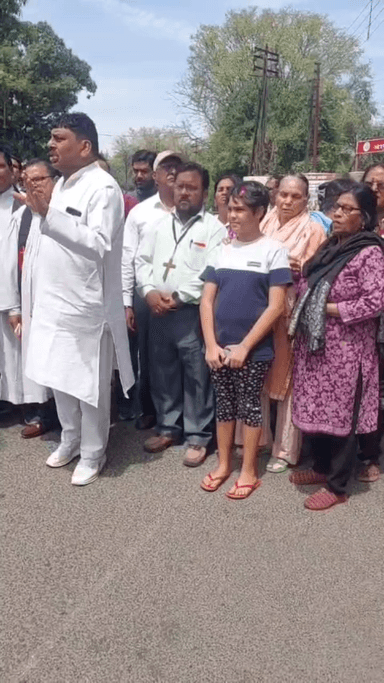 मेरठ: सिविल लाइन क्षेत्र में चर्च की जमीन पर कब्जे के विवाद में भू-माफिया डेनियल एल्बर्ट ने धर्मगुरु से मारपीट की, DM से की शिकायत