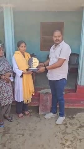 पूर्णिया जिले की तीसरी मैट्रिक टॉपर बनी शीशया गांव की बेटी हाशमीन जहां को युवा राजद जिलाध्यक्ष नवीन यादव ने किया सम्मानित,