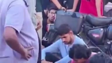 प्रयागराज: ट्रिपल आईटी में दो छात्रों की मौत के बाद कॉलेज के बाहर धरने पर बैठे छात्रों ने की जमकर नारेबाज़ी