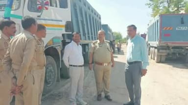 कालपी: जोल्हूपुर मोड़ हाइवे पर एसडीएम, सीओ व खनन निरीक्षक ने बालू व गिट्टी लदे 5 ओवरलोड ट्रकों को पकड़कर किया सीज