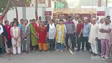 जमुई: मॉर्निंग वॉक शुल्क के खिलाफ मंगलवार सुबह स्थानीय लोगों ने डीएम आवास का घेराव कर जताया विरोध