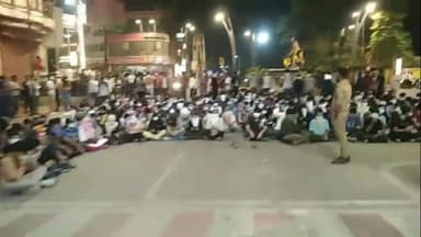 प्रयागराज: ट्रिपल आईटी चौराहे पर दो छात्रों की मौत से आक्रोशित छात्रों ने किया धरना प्रदर्शन, जमकर नारेबाजी की