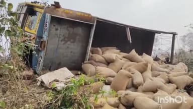खकनार: ग्राम धाबा के पास तेज रफ्तार फोर व्हीलर को बचाने के प्रयास में गेहूं से भरा ट्रक पलट गया