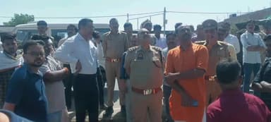 कालपी: कदौरा में धार्मिक स्थलों के पास शराब की दुकानों को हटाने को लेकर लोगों ने SDM से की शिकायत, मौके पर पहुंचे एसडीएम व सीओ