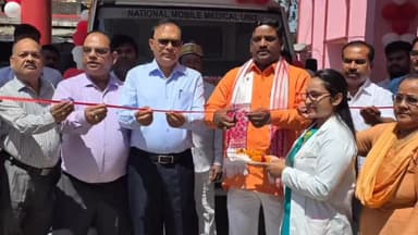 बलरामपुर: मुख्य चिकित्सा अधिकारी कार्यालय से संचारी रोग नियंत्रण अभियान के प्रचार वाहन को सदर विधायक ने हरी झंडी दिखाकर किया रवाना