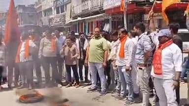 बारां: ईद की नमाज के बाद देश विरोधी गतिविधियों में शामिल लोगों की गिरफ्तारी हेतु सर्व हिंदू समाज ने प्रताप चौक पर किया प्रदर्शन