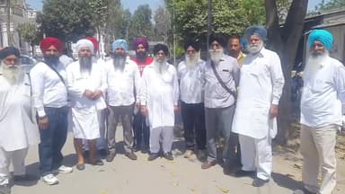 रामपुर: मंगलवार को बिलासपुर के पसियापुरा गुरुद्वारे के संबंध में सिख समाज के लोग डीएम से मिलने कलेक्ट्रेट पहुंचे