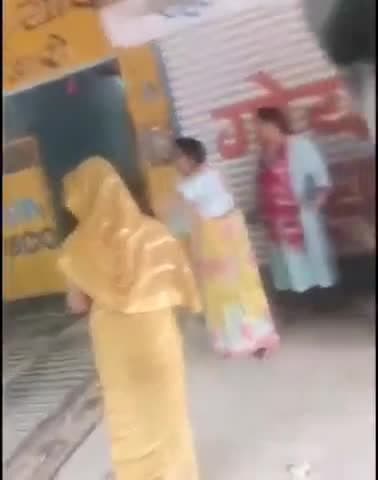 कानपुर: रावतपुर स्थित विनायकपुर में देसी शराब ठेका के विरोध में उत्तरी दर्जनों महिलाओं ने ठेकेदार के लोगों को झाड़ू से पीटा