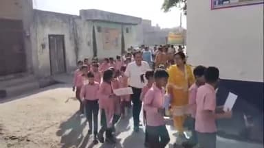 धनौरा: गजरौला के अल्लीपुर भुड में स्थित कंपोजिट विद्यालय से निकाली गई स्कूल चलो रैली, खंड विकास अधिकारी ने किया जागरूक