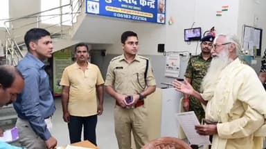 बक्सर: डीएम ने बक्सर के बुनियाद केंद्र का किया औचक निरीक्षण