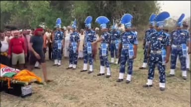 बक्सर: कम्हरिया में सैनिक को सैन्य सम्मान के साथ दी गई अंतिम विदाई