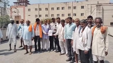 झालरापाटन: मिनी सचिवालय में परिसीमन में ग्राम महुआखेडा को ग्राम नयापुरा में ही रखने की मांग को लेकर ग्रामीणों ने DM को दिया ज्ञापन