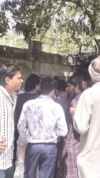 मेरठ: ज़ाकिर कॉलोनी में आज दबंगों ने घर में घुसकर महिला और बच्चों के साथ की मारपीट, पुलिस से की गई शिकायत