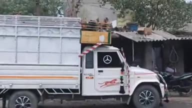 माडा: खुटार बाजार में पशुओं को क्रूरतापूर्वक गाड़ियों में भरकर भेजा जा रहा बाहर, वीडियो आया सामने