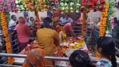 प्रयागराज: चैत्र नवरात्रि के चौथे दिन सिद्ध पीठ अलोप शंकरी मंदिर में श्रद्धालुओं की भारी भीड़ उमड़ी, पालने की होती है पूजा