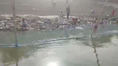 मुंगेर: गंगा में दुर्घटनाओं से बचाव के लिए गोताखोर कर रहे हैं गस्ती, बेरीकेडिंग भी लगाई गई है