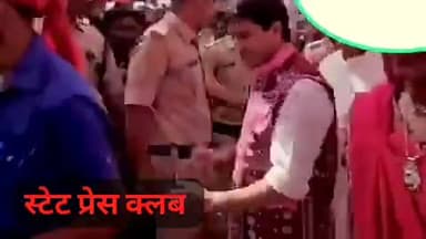 *गुना में महाराज*

आदिवासियों के साथ फाग महोत्सव में जमकर थिरके केंद्रीय मंत्री ज्योतिरादित्य सिंधिया, ढोल बजाया. फूलों