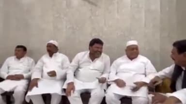 कांठ: कांठ विधायक और पूर्व कैबिनेट मंत्री कमाल अख्तर ने जिगर कॉलोनी स्थित अपने आवास पर क्षेत्र के लोगों से गले मिलकर ईद मनाई