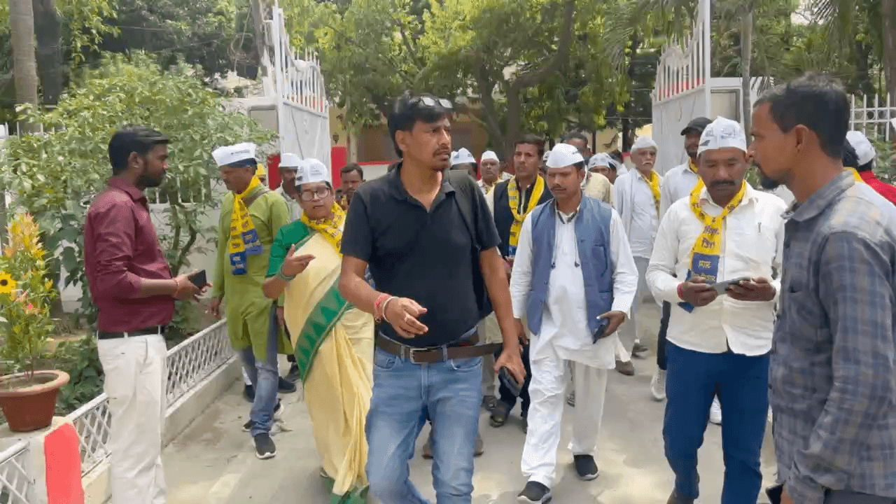 #बिहार_में_भी_केजरीवाल #जनसंपर्क_यात्रा के आरंभ केंद्र सत्याग्रह की पवित्र भूमि गढ़पुरा, बेगूसराय के लिए आम आदमी पार्टी के जत्थे निकल चुके हैं।
