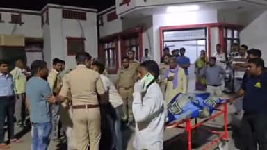 झांसी: झांसी मेडिकल कॉलेज में डॉक्टर और तीमारदारों के बीच हुई मारपीट, बेटे का आरोप- डॉक्टर ने हमें पीटा, पिता की हो गई मौत