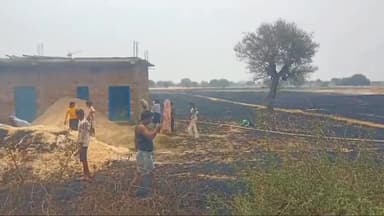 बटियागढ़: रौंसरा गांव में नरवाई में लगी आग, जला भूसा; बुझाने में जुटे किसान