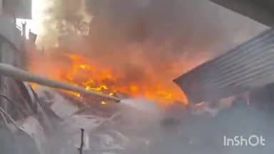 विकासनगर: ढकरानी क्षेत्र में कबाड़ के गोदाम में लगी भीषण आग, मची अफरा-तफरी