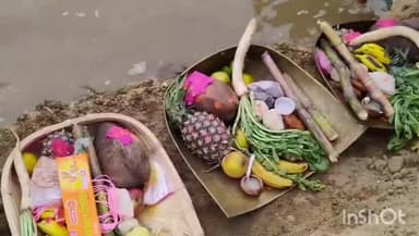 लखीसराय: पुरानी बाजार महावीर घाट पर चैती छठ के दौरान महिलाओं ने डूबते सूर्य को अर्घ्य दिया