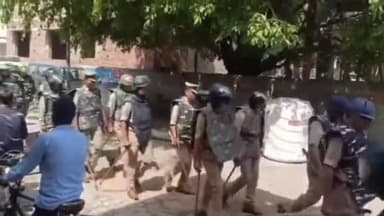 बिलारी: एसएसपी के आदेश पर बिलारी पुलिस ने आगामी त्यौहारों को लेकर क्षेत्र में किया फ्लेग मार्च