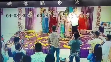 बरेली में शादी की 25वीं सालगिरह पर पत्नी संग डांस कर रहे जूता व्यापारी वसीम की अचानक मौत हो गई ।
#viral  #shorts 

कि