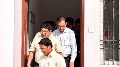 सुपौल: डीएम कौशल कुमार ने सुपौल मुख्यालय में पदाधिकारियों और कर्मचारियों के आवास के लिए बन रहे भवन का निरीक्षण किया