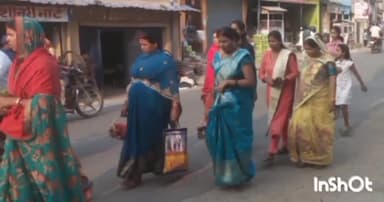 मेदिनीनगर (डालटनगंज): शहर और ग्रामीण क्षेत्रों में गुरुवार शाम अस्ताचलगामी सूर्य को अर्घ्य दिया गया