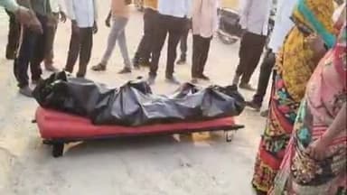 सिराथू: चित्रकूट में जिले के एक व्यक्ति की हत्या के मामले में परिजनों ने बिसारा में सड़क पर शव रखकर किया चक्का जाम