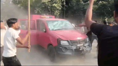 प्रतापगंज: प्रतापगंज के गोविंदपुर में आग लगने पर दमकल टीम के देर से पहुंचने पर ग्रामीणों ने किया हमला