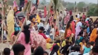 कटकमदाग: प्रखंड में चैती छठ को लेकर श्रद्धालुओं ने अस्ताचलगामी सूर्य को दिया अर्घ्य