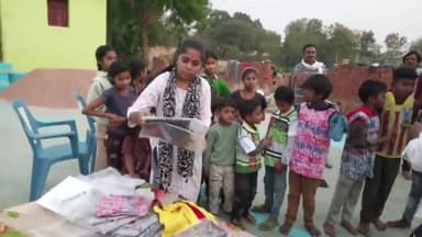 KHF संगठन द्वारा आज गुनौर तहसील के अंतर्गत ग्राम पंचायत बहरासर में 50 बच्चों को कपड़े उपलब्ध कराए - अर्चना सिंगरौल