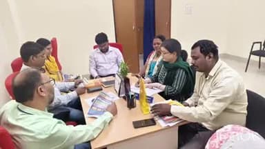 गोरौल: गोरौल के सामुदायिक स्वास्थ्य केंद्र में चमकी बुखार से बचाव को लेकर बीडीओ ने स्वास्थ्य कर्मियों के साथ बैठक की, निर्देश दिए