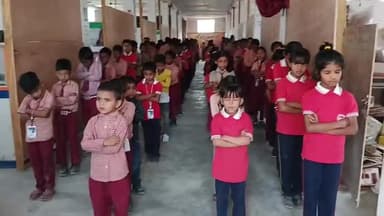 रेड रोज पब्लिक स्कूल कि छात्रा रितिका कुमारी मैट्रिक मे विद्यालय टांपर पर विद्यालय डायरेक्टर मिथलेश कुमार सम्मानित करते