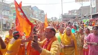 रजौन: रजौन बाजार में श्रीमद्भागवत कथा को लेकर निकाली गई कलश यात्रा