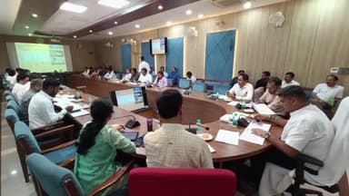 गोरखपुर: मंडलायुक्त सभागार में मंडलायुक्त ने ₹10 करोड़ से अधिक के निर्माण कार्यों की समीक्षा को लेकर अधिकारियों के साथ की बैठक