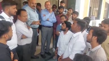 मंदसौर: मंदसौर पीजी कॉलेज में नकल मामले को लेकर नाराज कार्यकर्ता ने कॉलेज का गेट बंद कर दिया