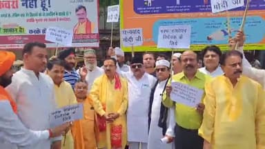 झांसी: ईलाइट चौराहे पर भाजपा अल्पसंख्यक मोर्चा ने वक्फ बोर्ड बिल पेश होने पर मनाई खुशियां