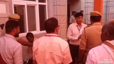 मिर्ज़ापुर: विंध्याचल में एडीएम शिव प्रताप का बीमार श्रद्धालु को दर्शन कराने का वीडियो सोशल मीडिया पर हुआ वायरल