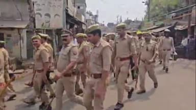 झांसी: वक्फ बिल को लेकर एसएसपी ने अधिकारियों के साथ मुस्लिम इलाकों में किया फुट पेट्रोलिंग