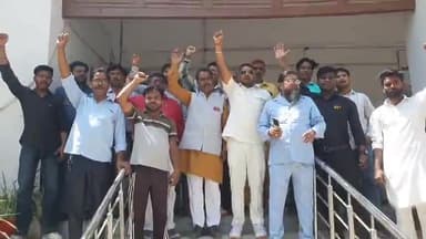 रामपुर: उत्तर प्रदेशीय सफाई मज़दूर संघ के नेताओं ने 5 सूत्रीय मांग को लेकर कलेक्ट्रेट परिसर में DM के माध्यम से CM को भेजा पत्र