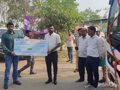 अरवल: मुख्यमंत्री प्रखंड परिवहन योजना के लाभार्थी को डीएम ने दिया पांच लाख रुपए का डम्मी चेक और चाबी